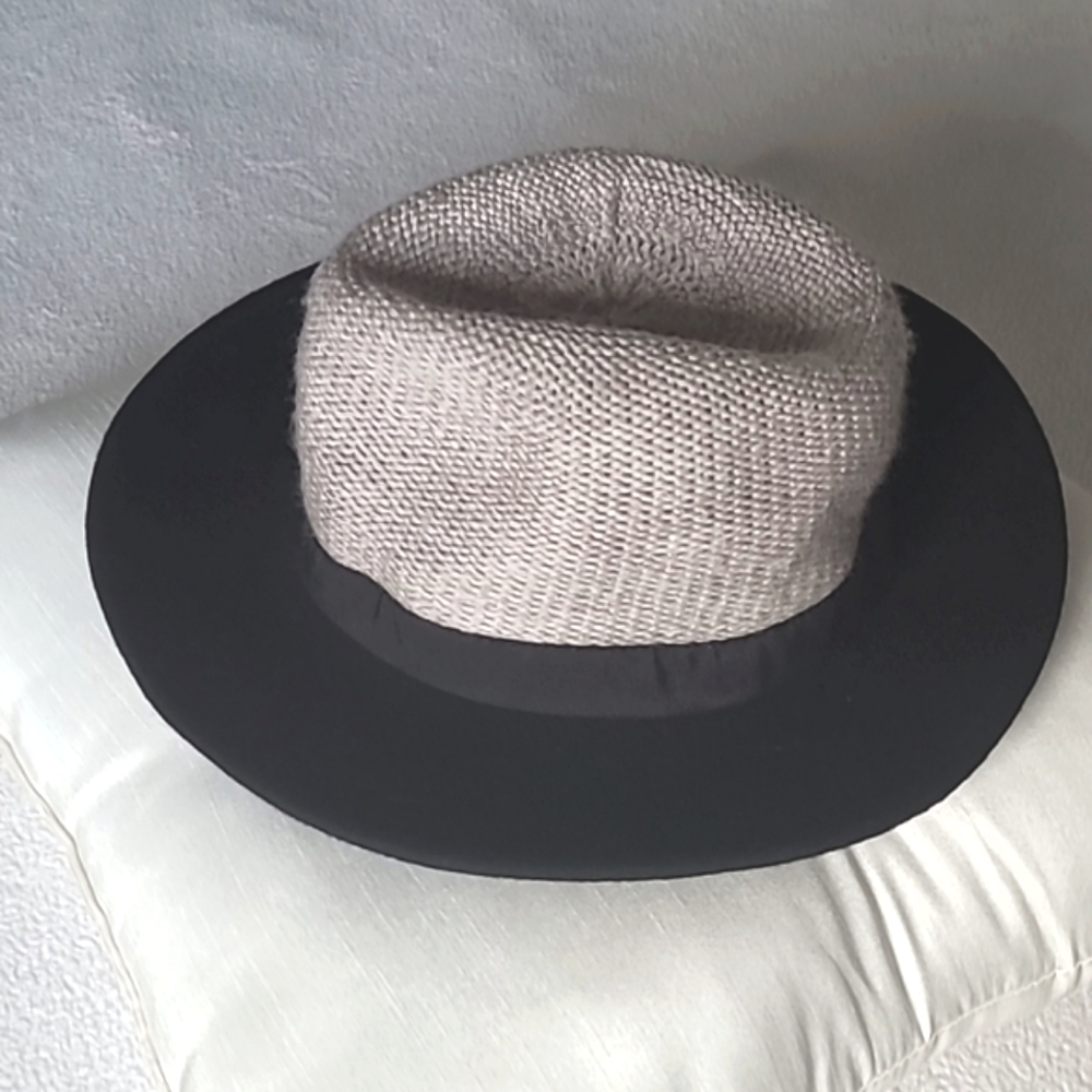 Hinge Hat. One size fits most. Black Taupe. Neutral Like New.